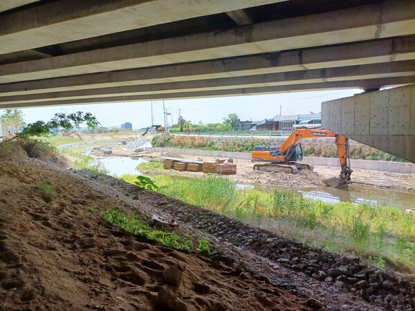 하천정비공사가 한창인 ‘안성 아양지구 영무예다음’ 단지 서쪽 금석천 모습. 더 깔끔해진 산책로가 조성될 예정이다. 김태현 기자