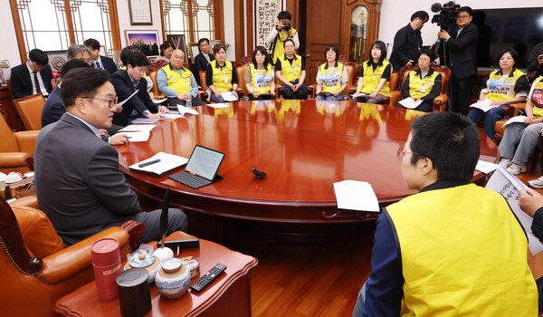 우원식 국회의장(왼쪽)이 5월 22일 국회 집무실에서 홈플러스노조원들과 면담하고 있다. 연합뉴스. 