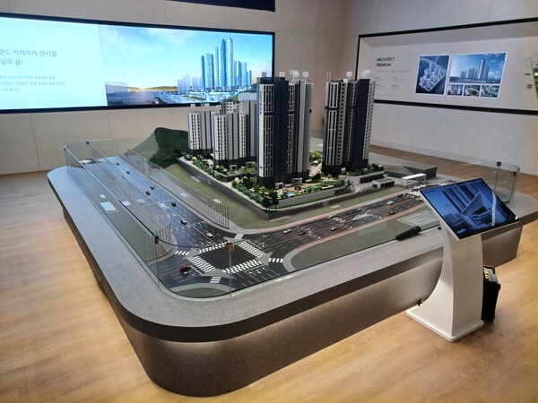 한국토지주택공사와 금호건설 컨소시엄이 경기도 오산시 벌음동 382번지 오산세교2택지개발지구 A12블록에 공급하는 민간참여형 공공분양주택 ‘오산 세교 아테라’의 단지모형. 청약홈은 10일 실시한 1순위 청약에서 평균 2.16 대 1의 경쟁률을 기록했다고 밝혔다. 김태현 기자