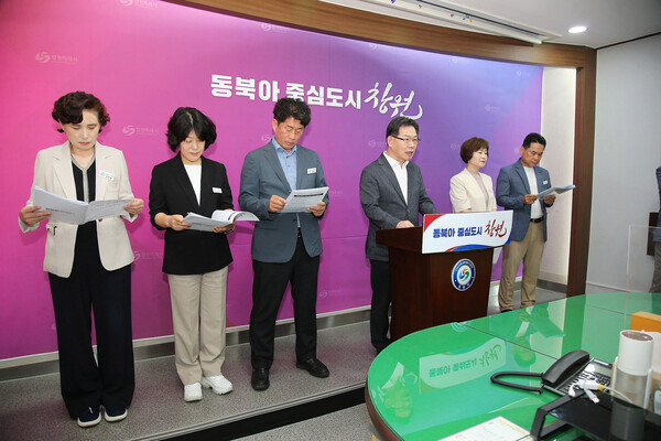 박동진 창원시 마산합포구청장이 11일 시청내 프레스센터에서 올해 2분기 정례 브리핑을 하고 있다.