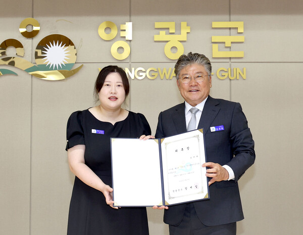 장세일 영광군수(우)와 조아라 대표(좌)가 제1기 청년명예부군수 위촉장 수여 후 기념촬영을 하고 있다..사진/영광군