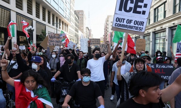 10일 로스앤젤레스 내 다운타운을 행진하는 시위대. Reuter/연합뉴스