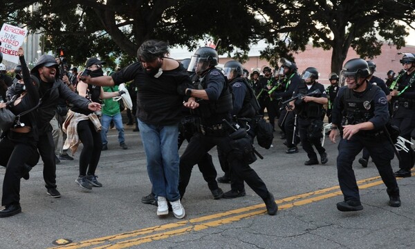지난 9일 로스앤젤레스 경찰이 시위대를 해산시키고 있다. EPA/연합뉴스