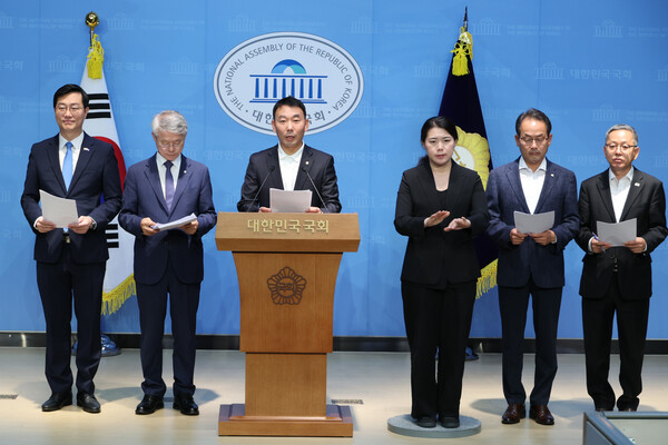 더불어민주당 의원들이  11일 국회 소통관에서  '검찰개혁 4법' 발의 기자회견을 하고 있다. 연합뉴스. 