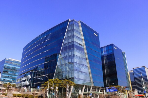 정부와 기업에서 보안을 비용으로 보며 예산을 줄이는 상황에서 안랩은 지난해 10월 EDR 솔루션 ‘AhnLab EDR’을 활용해 BPFDoor 계열 악성코드를 탐지하고 분석 내용을 공개했는데, 이처럼 제품에 관련 기술을 적용해 고객들을 보호하고 있다. 사진은 안랩 사옥. 안랩 제공