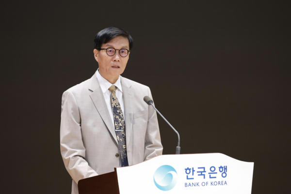 이창용 한국은행 총재가 12일 오전 서울 중구 한국은행에서 한국은행 창립 제75주년 기념사를 낭독하는 모습. 한국은행 제공.