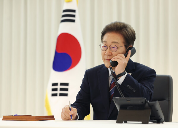 6일 서울 한남동 관저에서 미국 도널드 트럼프 대통령과 통화하는 이재명 대통령. 연합뉴스