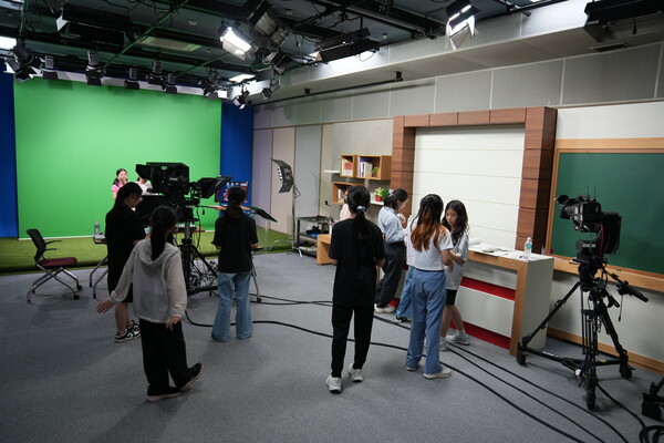 지난달 29일 광주시교육청교육연구정보원 스튜디오에서 열린 '초등 아나운서 아카데미' 카메라테스트 실습 현장.사진/광주시교육청