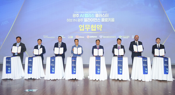 강기정 시장이 12일 오후 광주 실감콘텐츠큐브(GCC) MX 스튜디오에서 AI유치기업 7개사와 인공지능 산업생태계 조성을 위한 업무협약을 체결했다.사진/광주시