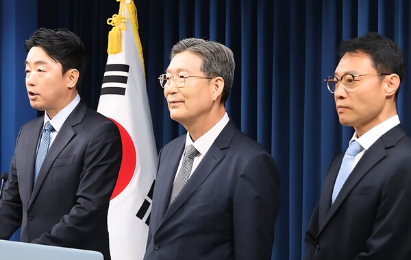 오광수 전 대통령 민정수석(가운데). 연합뉴스. 