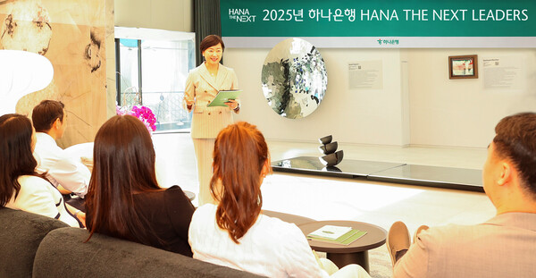 이은정 하나은행 하나더넥스트본부장이 지난 12일 오후 서울 강남구 삼성동에 위치한 Place1에서 참석자들을 대상으로 「하나더넥스트 LEADERS」 프로그램 안내를 하는 모습. 하나은행 제공.