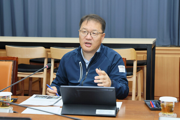 장금용 창원시장 권한대행이 지역 핵심현안 22개를 지정해 직원들과 국정과제 반영에 총력을 기울이고 있다.  