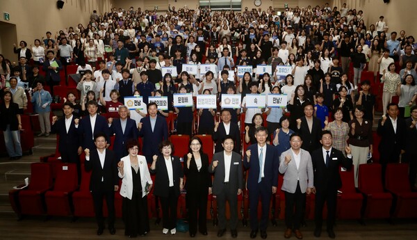 문형배 전 헌법재판관과 김대중 전남교육감 등 참석자들이 토크콘서트가 끝난 뒤 기념촬영을 하고 있다.사진/전남교육청