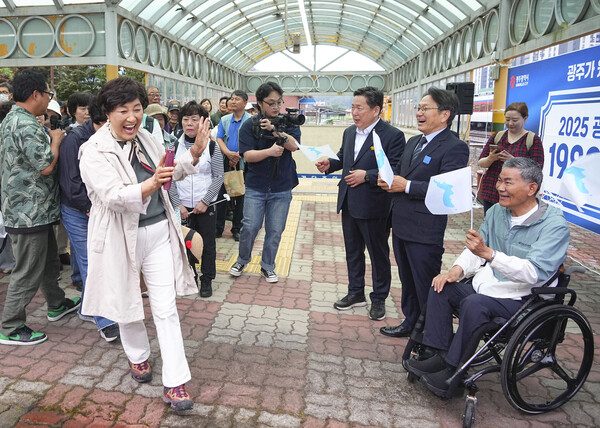 강기정 시장이 13일 오전 남구 효천역에서 열린 '2025 광주평화열차 1980 트레인 출무식'에 참석해 서용규 시의회 부의장, 김병내 남구청장과 시민들을 환송하고 있다./광주시