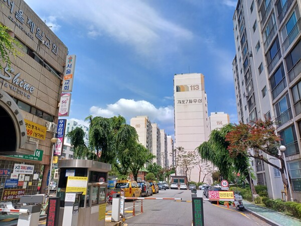 이달 19일 재건축 입찰 마감을 앞둔 개포우성7차 전경. 정비업계에서는 대우건설과 삼성물산 건설부문, 포스코이앤씨의 3파전과 대우건설 단독 수의계약 등 엇갈린 전망이 나온다. 김태현 기자