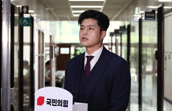 국민의힘 김용태 비상대책위원장이 16일 국회 비상대책위원장실 앞에서 기자들에게 발언하고 있다. 연합뉴스. 