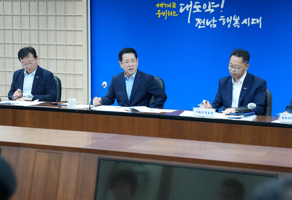 전라남도가 16일 출범한 국정기획위원회에 발맞춰 지역 핵심현안 과제의 국정과제 반영을 위한 대응체계를 본격 가동한다. 김영록 전라남도지사가 지난 11일 도청 서재필실에서 도정 주요 현안회의를 주재하는 모습.사진/전남도