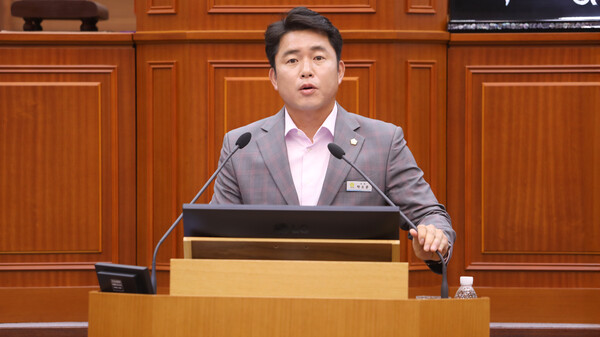 '전라남도 자전거 교육 의무화 촉구 건의안'을 대표 발의한 박소준 의원.사진/나주시의회