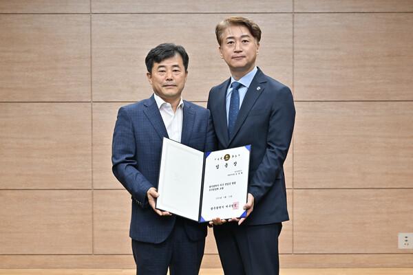 김이강(우) 구청장이 김성배(좌) 전 광주시 문화체육실장을 신임 부구청장에 임용하고 기념촬영을 하고 있다./서구