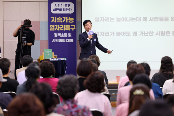 박병규 구청장이 수완동에서 열린 '찾아가는 지속가능 일자리 대화마당'에 참석해 시민들과 일자리 해법을 고민하는 시간을 가졌다./광산구