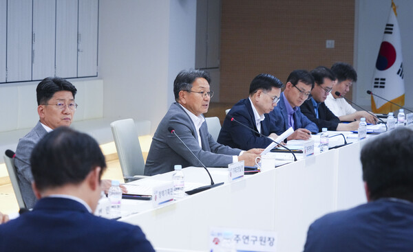 강기정 시장이 16일 오후 중회의실에서 '대선공약 국정과제 반영 TF 회의'를 주재하고 있다./광주시