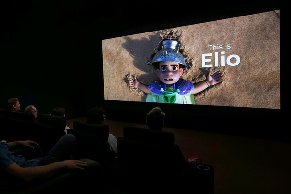 삼성전자가 스페인 바르셀로나에서 열리는 유럽 최대 영화 산업 박람회 '시네유럽 2025'에 참가해 시네마 LED 스크린 오닉스(Onyx)를 통해 디즈니·픽사 신작 영화 '엘리오(Elio)'를 선보였다. 삼성전자 제공
