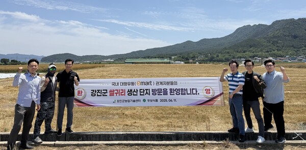 강진군을 방문한 관련 업체와 농업기술센터 관계관들이 간담회를 실시하고 있다.사진/강진군