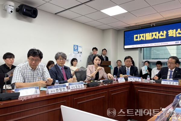 김효봉 태평양 변호사(왼쪽에서 두번째).