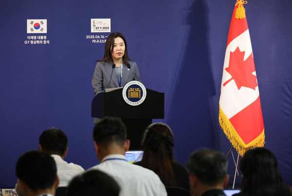 강유정 대통령실 대변인이 16일(현지시간) 캐나다 앨버타주 캘거리 한 호텔의 한국 프레스센터에서 이재명 대통령의 주요 7개국(G7) 정상회의 참석 관련 브리핑을 하고 있다. 연합뉴스. 