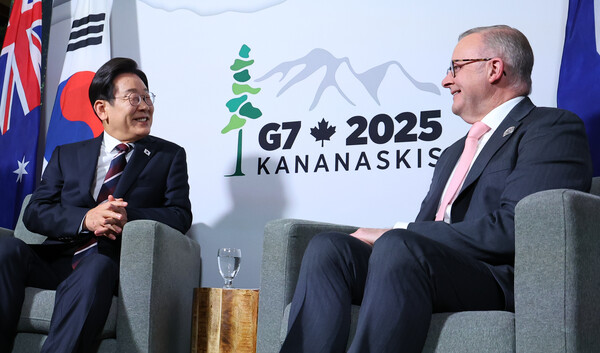 주요 7개국(G7) 정상회의에 참석한 이재명 대통령이 16일(현지시간) 캐나다 앨버타주 캘거리의 한 호텔에서 앤서니 앨버니지 호주 총리와 한·호주 정상회담을 하고 있다. 연합뉴스. 