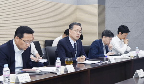 지난 12일 이형일 기획재정부 1차관이 12일 정부세종청사에서 열린 ‘제17차 부동산시장 및 공급상황 점검 전담반 회의’를 주재하고 있다. 연합뉴스 제공