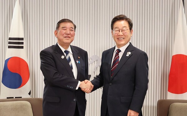 이재명 대통령이 17일(현지시간) 캐나다 앨버타주 캐내내스키스 주요 7개국(G7) 정상회의장에서 열린 한일 정상회담에서 이시바 시게루 일본 총리와 악수하며 기념촬영을 하고 있다. 연합뉴스. 