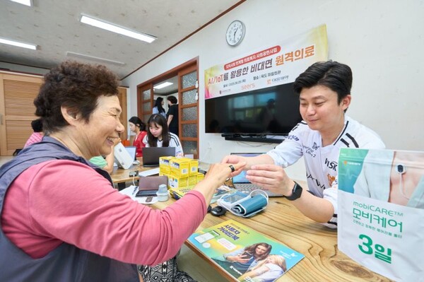 섬 지역 주민이 ‘카트비피 프로’를 손가락에 착용하고 있다. 대웅제약 제공