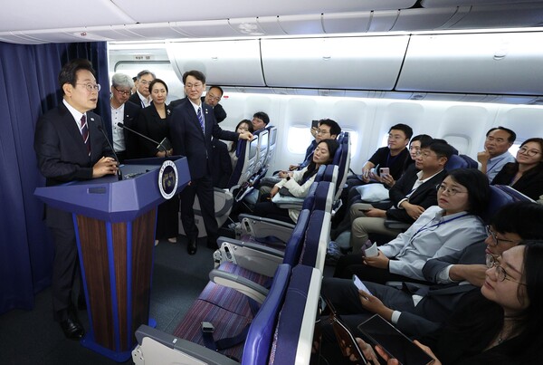 이재명 대통령이 지난 16일(현지시간) 주요 7개국(G7) 정상회의 참석을 위해 캐나다 앨버타주 캘거리로 향하며 공군 1호기에서 열린 기자간담회에 참석해 발언하고 있다. 연합뉴스 제공