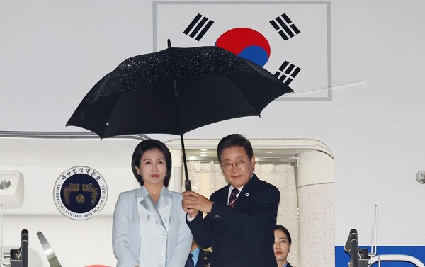 이재명 대통령과 김혜경 여사가 G7 일정을 마치고 18일(한국시간) 오후 2시경 캐나다 캘거리국제공항에서 공군 1호기에 탑승하고 있다. 연합뉴스. 