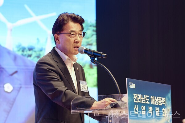 김태균 의장이 18일 여수엑스포컨벤션센터에서 열린 ‘2025년 전라남도 해상풍력 산업박람회’에 참석해 축사를 하고 있다.사진/전남도의회