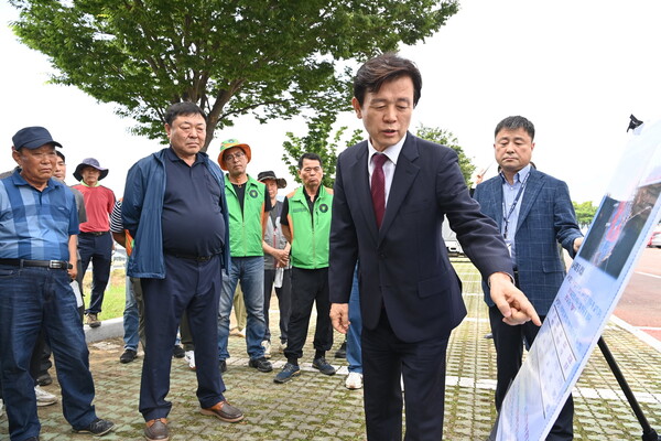 조규일 진주시장이 대평지구 지하수 함양사업 예정지를 찾아 사업 계획을 설명하고 있다. ⓒ진주시