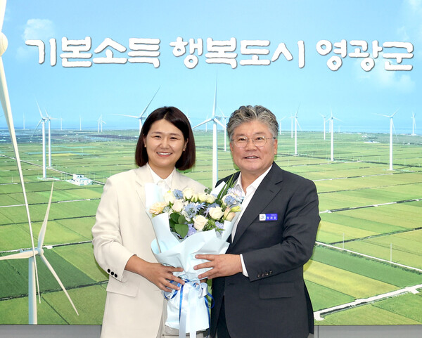 지난 18일 영광군을 방문한 손솔 국회의원와 장세일 군수가 지역 현안 간담회 진행 후 기념촬영을 하고 있다.사진/영광군