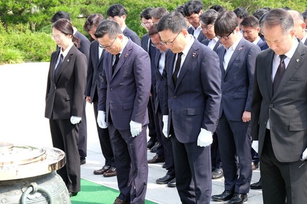 손재일 한화에어로스페이스·한화시스템 대표(오른쪽 두번째)와 어성철 한화오션 특수선사업부장(왼쪽 두번째)이 임직원들과 함께 19일 국립서울현충원에서 참배하고 있다. 한화에어로스페이스 제공