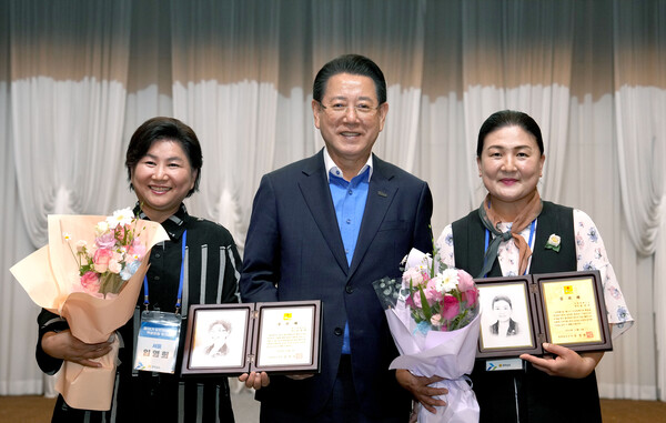 김영록 지사가 19일 오후 여수 유탑마리나호텔에서 열린 ‘제13기 도민명예기자 역량강화 워크숍’ 행사에서 유공자들에게 공로패와 표창장을 수여하고 기념촬영을 하고 있다.사진/전남도