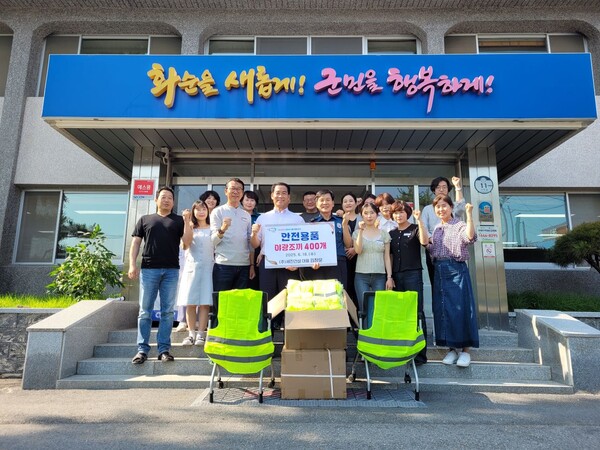 동복면, 교통약자 전동차 야광조끼 씌워 주기 사업 전개.사진/화순군