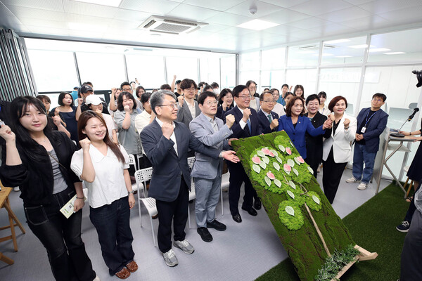 '광주 청년일자리스테이션 용봉' 개소식이 지난 17일 행복어울림센터 5층에서 문인 구청장, 이도영 광주지방고용노동청장 등이 참석한 가운데 열렸다./북구