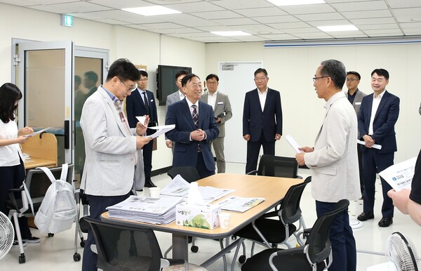 20일 설동호 교육감이 기자실을 들러 독일 방문 인사를 하고 있다. 대전교육청 제공.