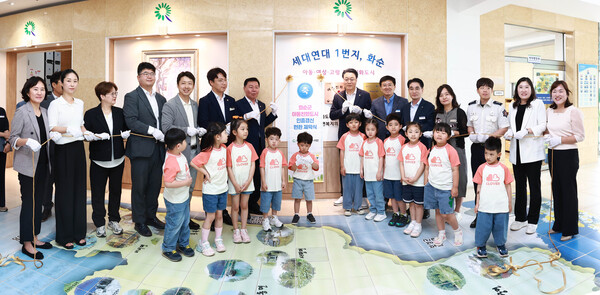 지난 19일 군청 현관에서 열린 아동친화도시 인증 현판식.사진/화순군