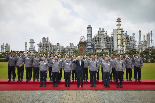 김승연 회장(가운데)이 한화토탈에너지스 대산공장 임직원들과 위기극복의 의지를 다지는 기념촬영을 하고 있다. 한화그룹 제공