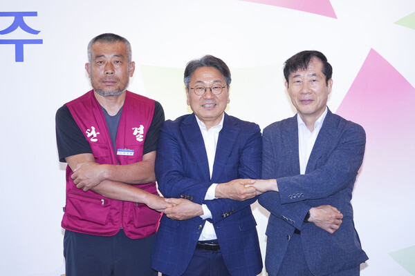 광주 시내버스 노사가 20일 오전 시청 접견실에서 강기정 시장(가운데) 중재로 임금 및 단체 협상에 합의했다./광주시