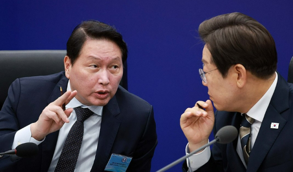 최태원 SK그룹 회장(왼쪽)이 20일 울산전시컨벤션센터에서 이재명 대통령 주재로 열린 AI(인공지능) 글로벌 협력 기업 간담회에서 이재명 대통령과 대화하고 있다. 연합뉴스