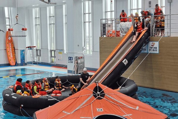 광동제약이 여름철을 앞두고 그룹홈 아동을 위한 체험 중심의 수중 안전교육을 통해 ESG 경영을 실천했다. 사진은 수중 안전체험 교육에 참여 중인 그룹홈 아동. 광동제약 제공