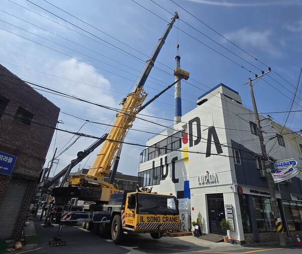 진주시가 시민 안전 확보를 위해 추진한 노후 굴뚝 철거 작업 현장. ⓒ진주시