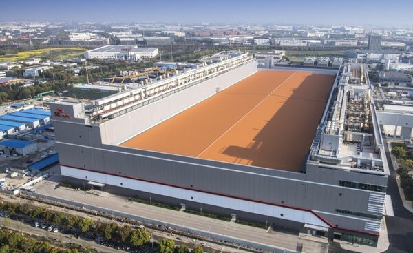 미국 트럼프 행정부가 삼성과 SK의 중국 내 반도체 공장에 대한 미국산 장비 반입 허용 조치를 철회할 수 있다는 방침을 밝혀, 국내 반도체 업계가 긴장하고 있다. 사진은 SK하이닉스 중국 우시 공장. SK하이닉스 제공